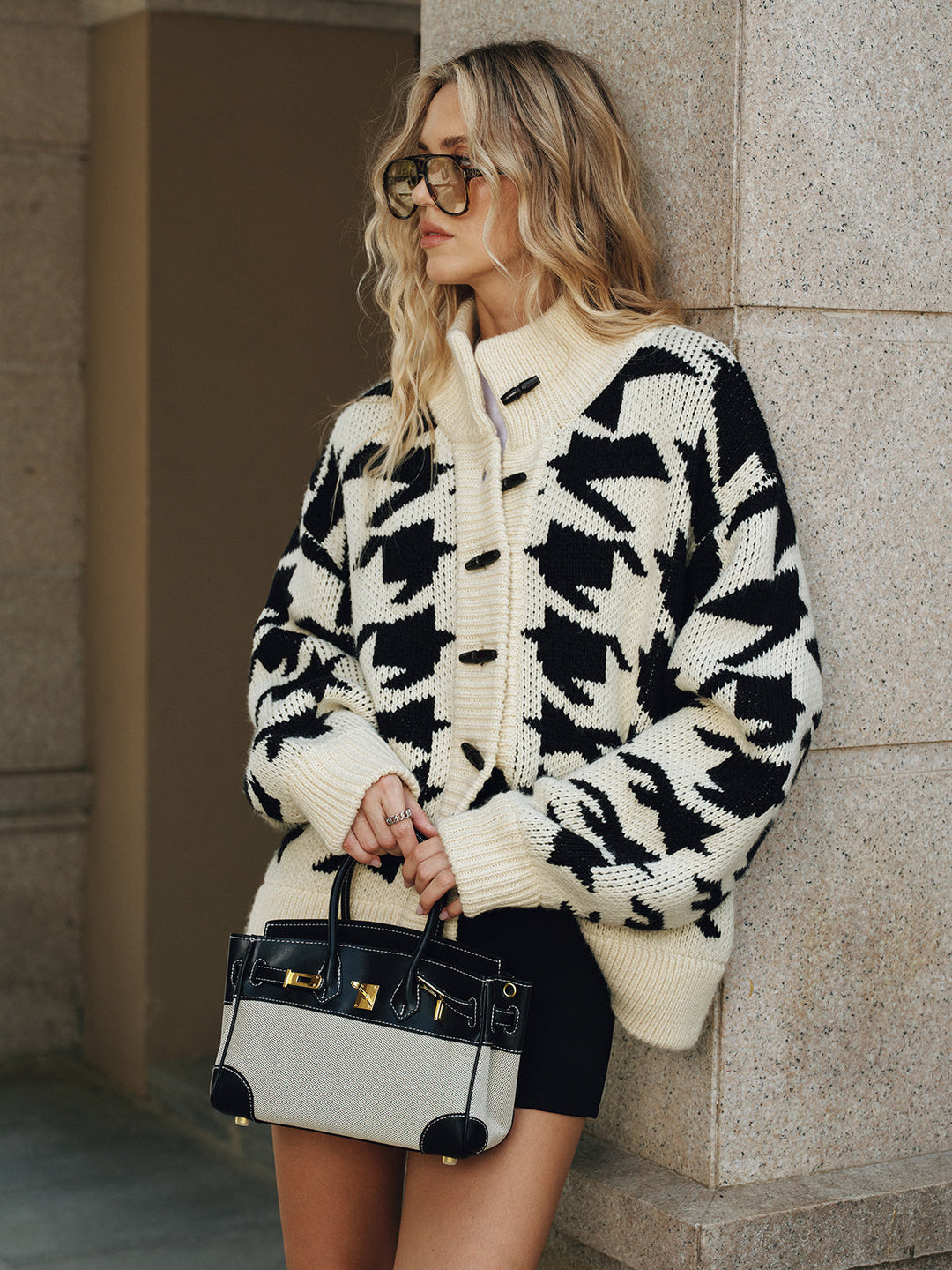 Damesvest met hanenpootmotief en knoopsluiting