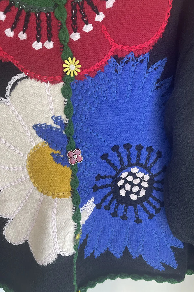 Damesvest met knoopsluiting en bloemenpatroon in reliëfstructuur en boogzoom