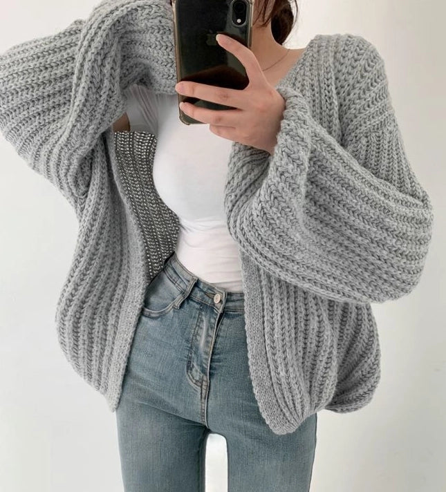 Damesvest met openvallende voorkant, lange mouwen en grofgebreide afwerking