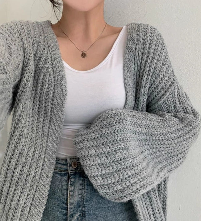 Damesvest met openvallende voorkant, lange mouwen en grofgebreide afwerking