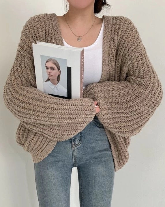 Damesvest met openvallende voorkant, lange mouwen en grofgebreide afwerking