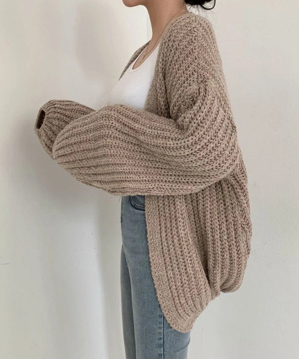 Damesvest met openvallende voorkant, lange mouwen en grofgebreide afwerking