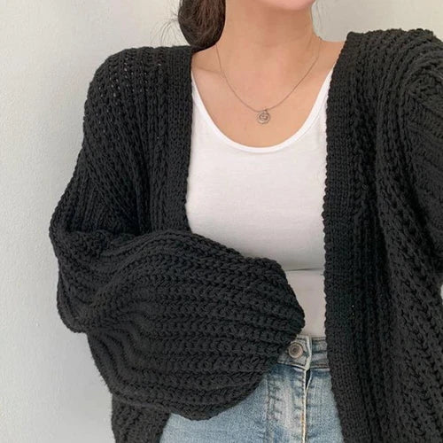 Damesvest met openvallende voorkant, lange mouwen en grofgebreide afwerking