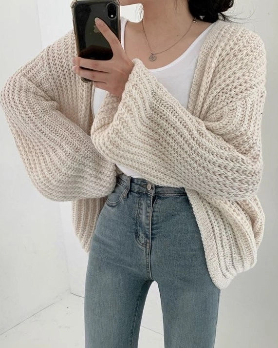 Damesvest met openvallende voorkant, lange mouwen en grofgebreide afwerking