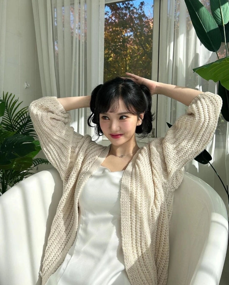 Damesvest met openvallende voorkant, lange mouwen en grofgebreide afwerking