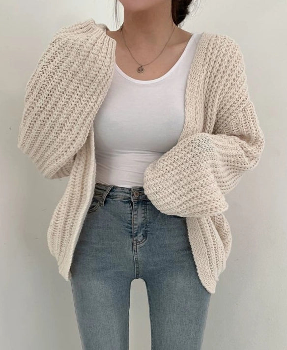 Damesvest met openvallende voorkant, lange mouwen en grofgebreide afwerking