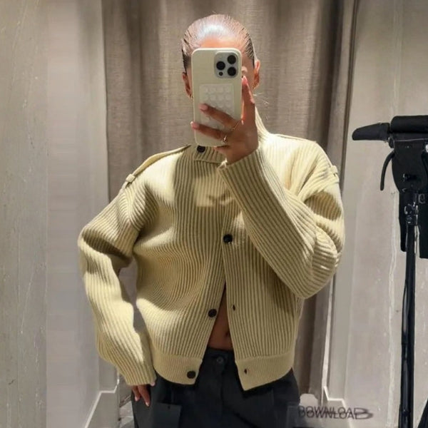 Damesvest met opstaande kraag, knoopsluiting en lange mouwen