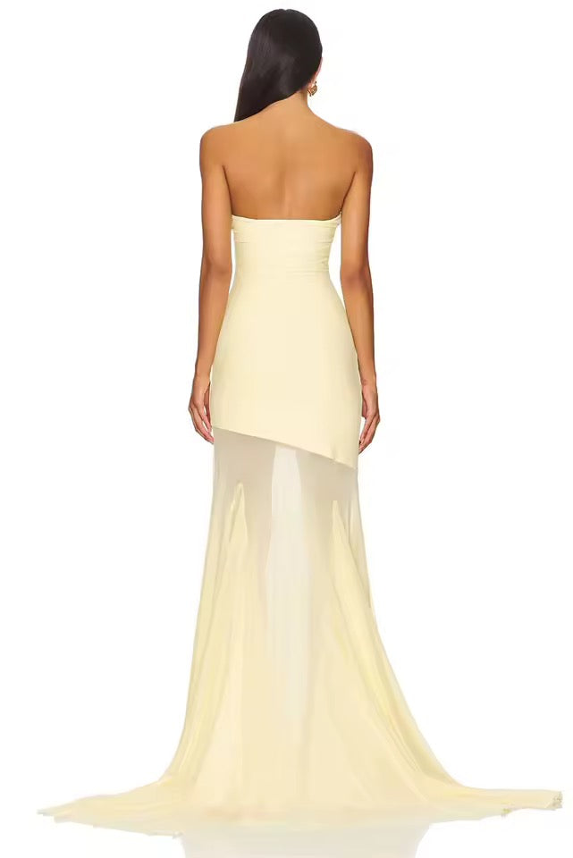 Dames strapless maxi-jurk met asymmetrisch transparant inzetstuk en uitlopende zoom