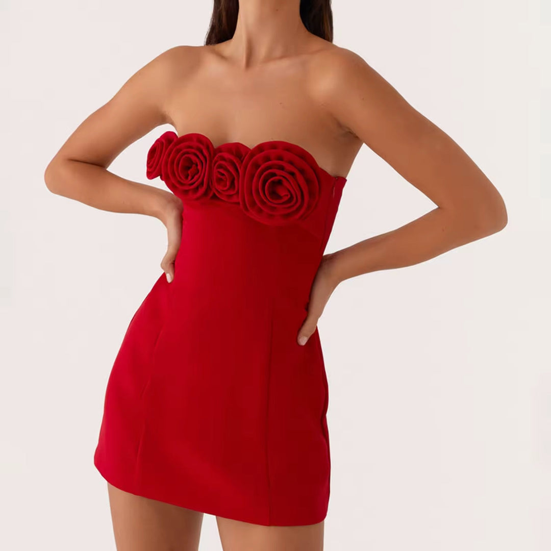 Dames mouwloze minijurk met rozenapplicaties bij de halslijn