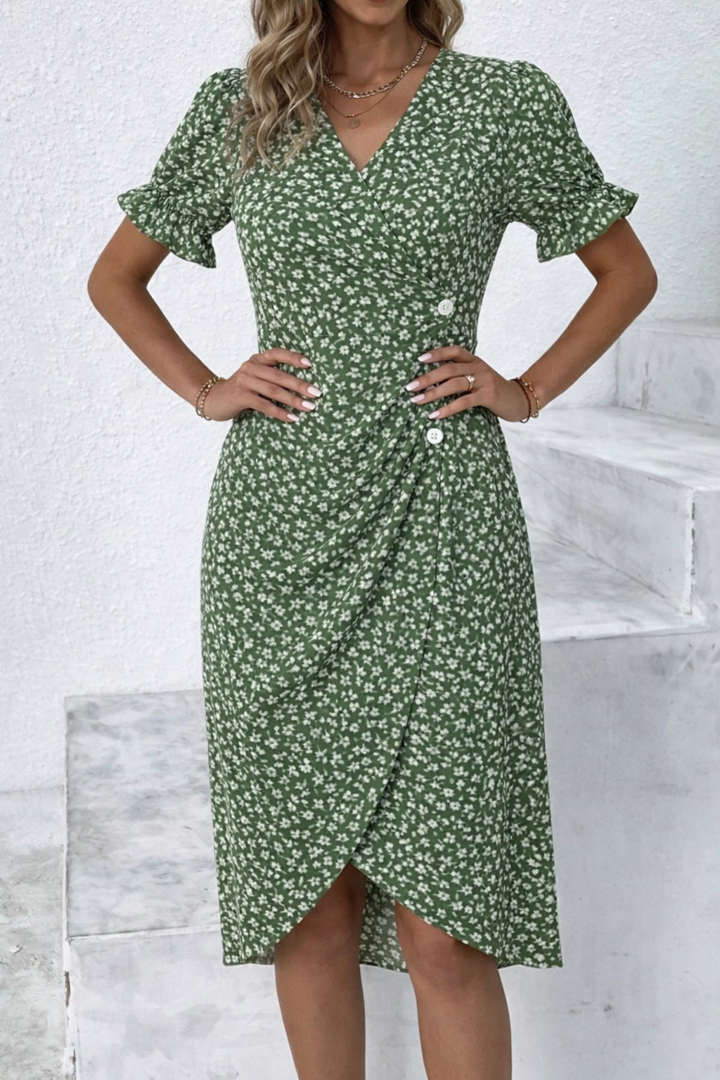 Dames wikkeljurk in midilengte met V-hals, ruchesmouwen, zijdelingse knoopsluiting en bloemenpatroon