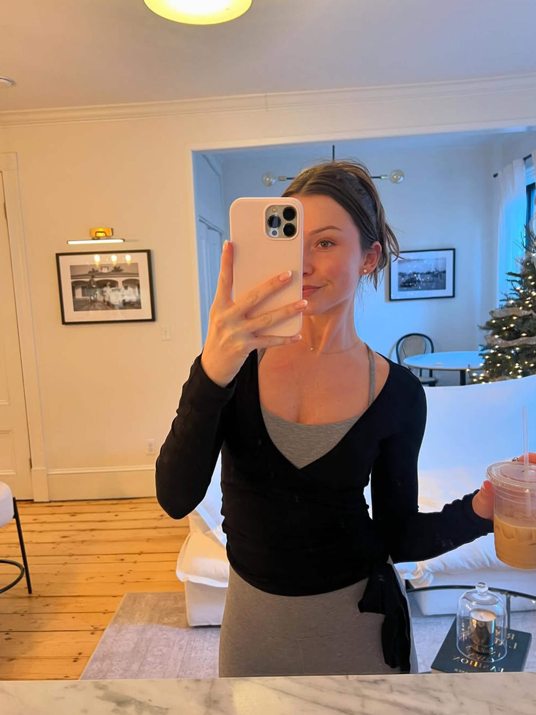 Dames wikkeltop met V-hals, lange mouwen en strikceintuur in de taille