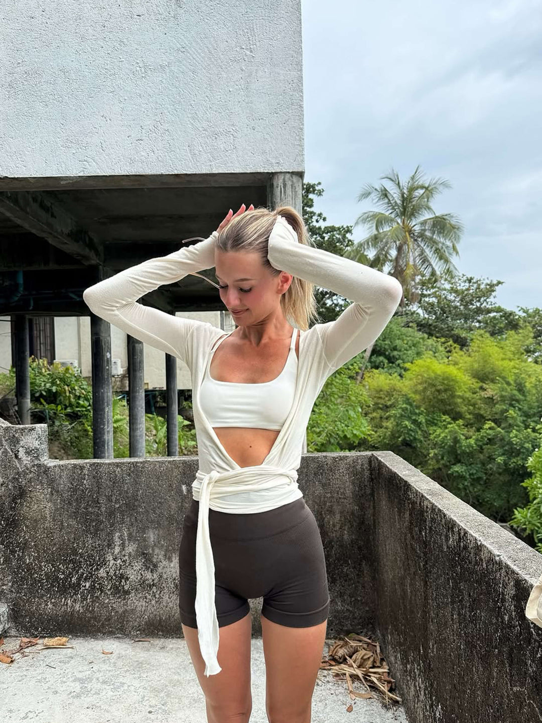 Dames wikkeltop met V-hals, lange mouwen en strikceintuur in de taille