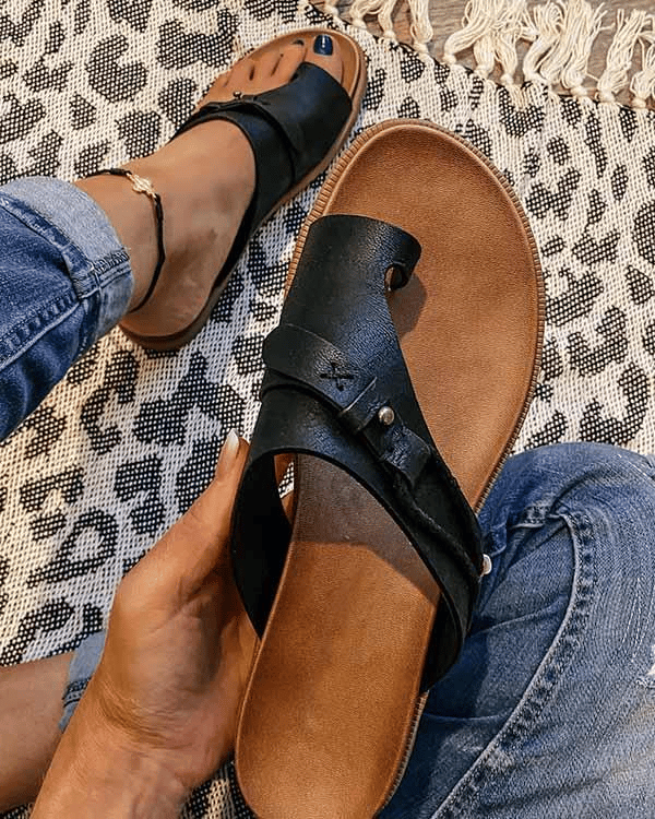 Damen Zehentrenner-Sandalen mit Nietendetail und gepolstertem Fußbett