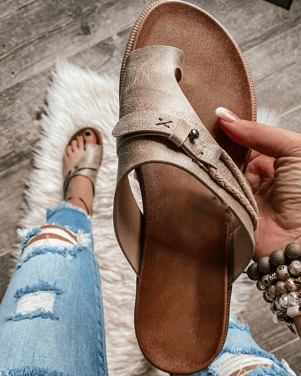 Damen Zehentrenner-Sandalen mit Nietendetail und gepolstertem Fußbett