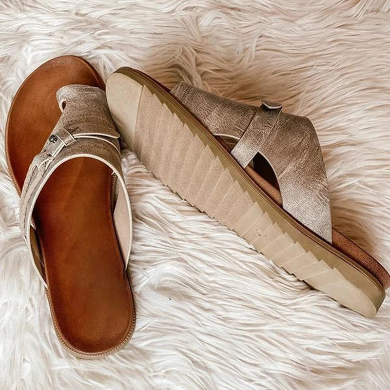 Damen Zehentrenner-Sandalen mit Nietendetail und gepolstertem Fußbett