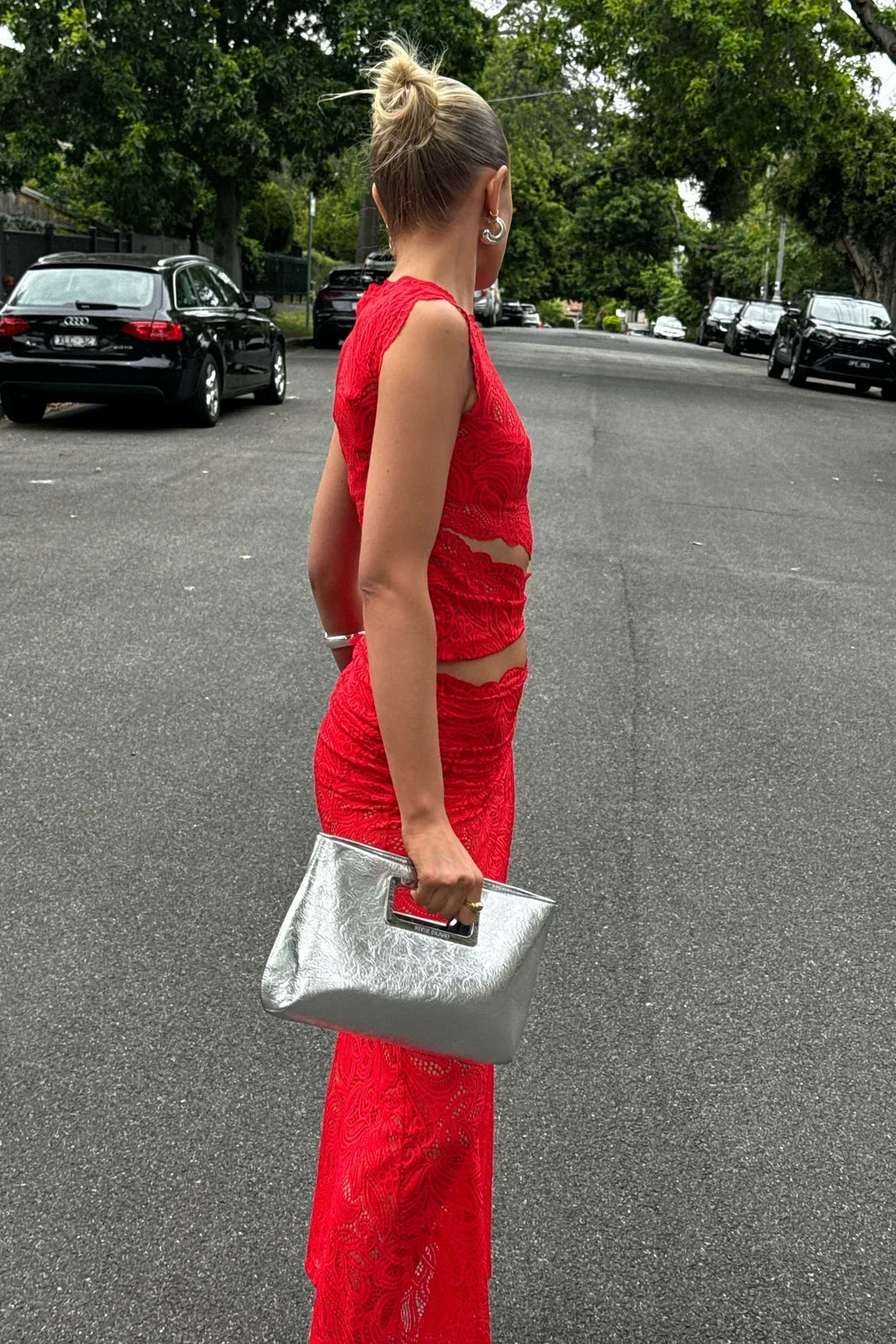 Dames tweedelig setje bestaande uit kanten topje en midirok met geschulpte zoom