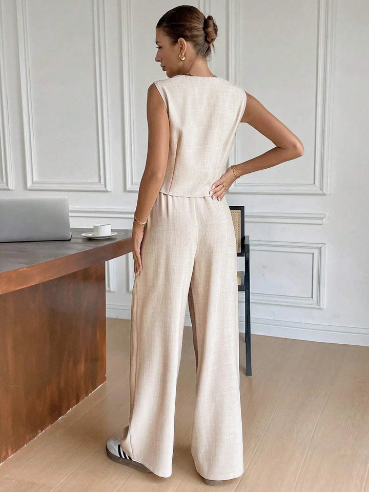 Dames tweedelige set met mouwloze top met V-hals en knoopsluiting en wijde broek