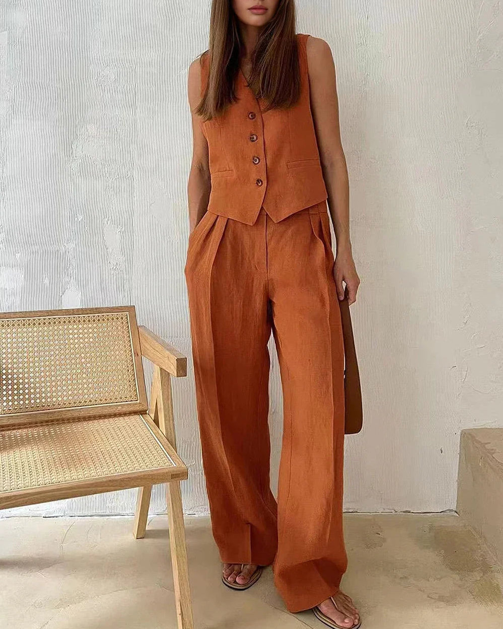 Dames tweedelige set met mouwloze top met V-hals en knoopsluiting en wijde broek