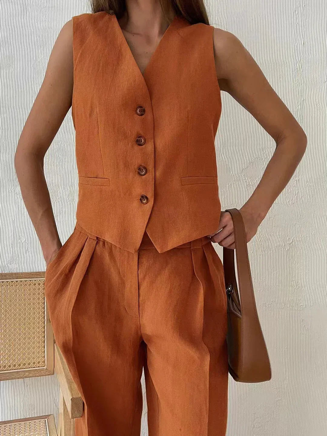 Dames tweedelige set met mouwloze top met V-hals en knoopsluiting en wijde broek