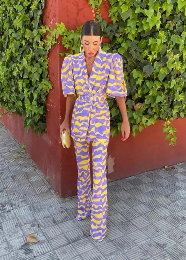 Dames tweedelige set met blazer met reverskraag, ceintuur en wijde broek met abstract patroon