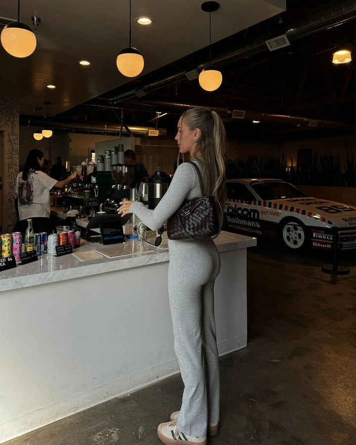 Dames tweedelige set met crop top met lange mouwen en ronde hals en flared broek met hoge taille