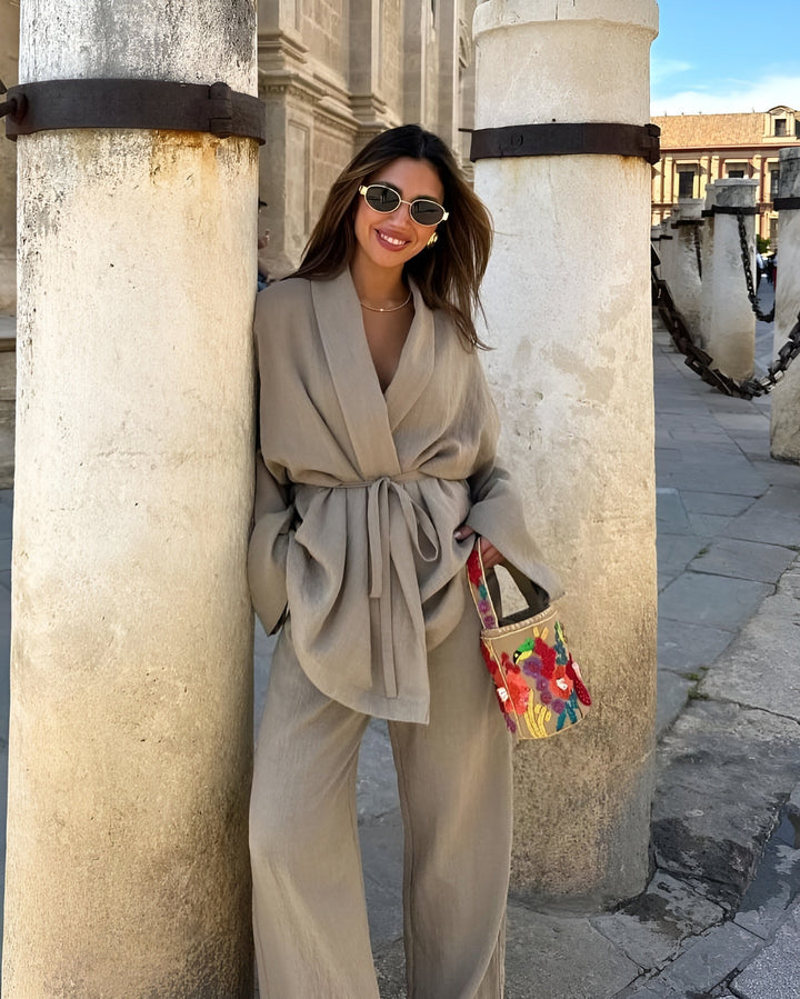 Dames tweedelige set met wikkeljasje met strikceintuur en wijde broek