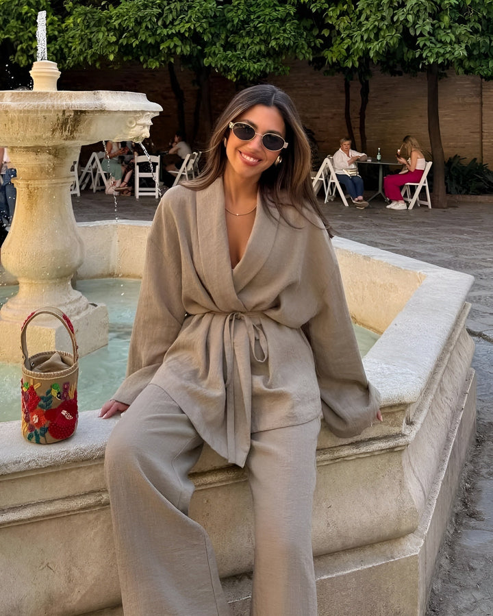 Dames tweedelige set met wikkeljasje met strikceintuur en wijde broek