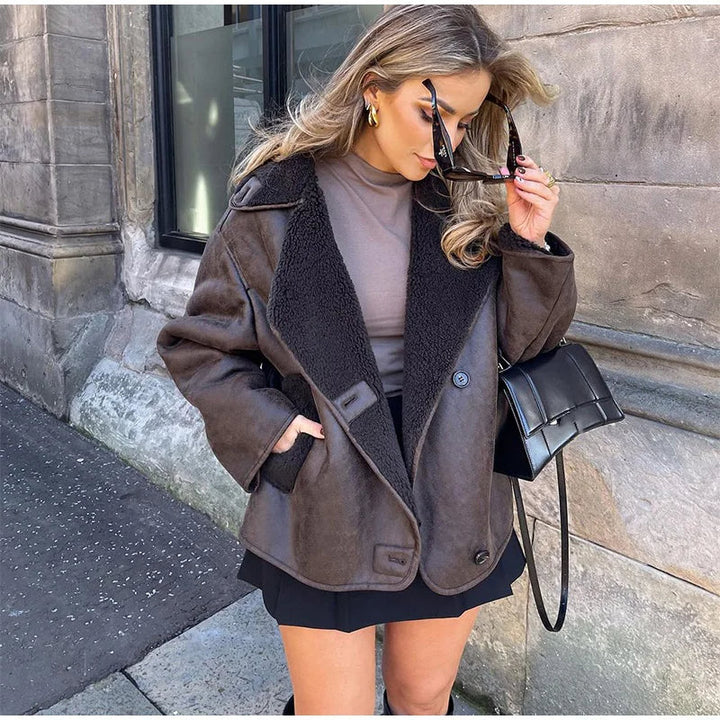 Damesjas met imitatiebontkraag knoopsluiting zijzakken en lange mouwen