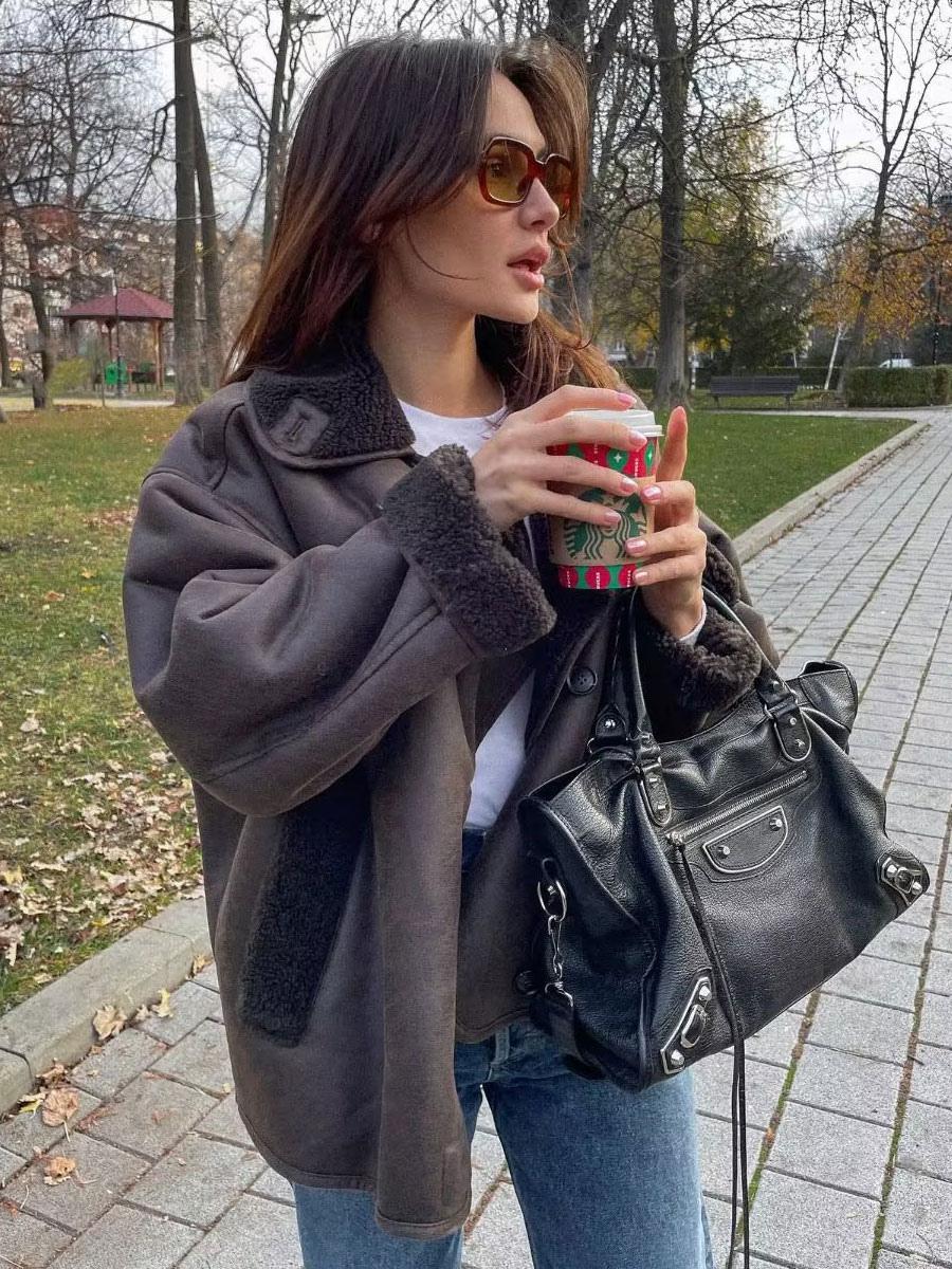 Damesjas met imitatiebontkraag knoopsluiting zijzakken en lange mouwen