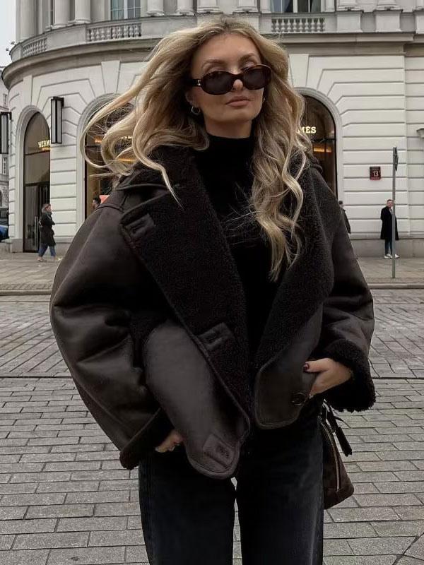 Damesjas met imitatiebontkraag knoopsluiting zijzakken en lange mouwen