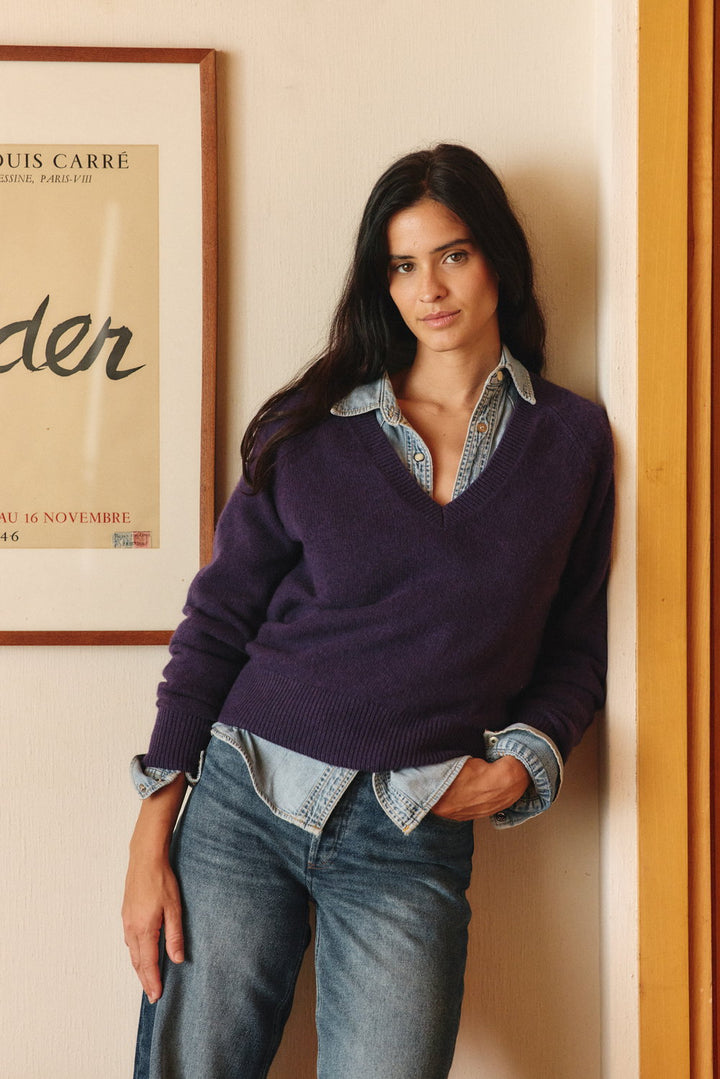 Elisa Damen Strickpullover mit V-Ausschnitt und klassischem geradem Schnitt – Dunkellila