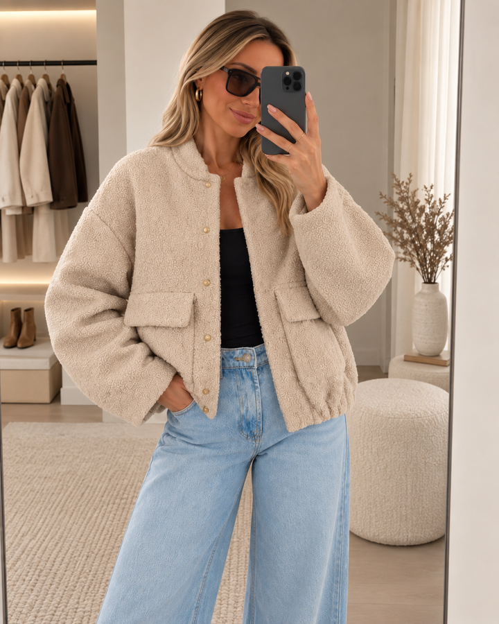 Emma Damen Kurze Bomberjacke mit Knopfverschluss – Beige