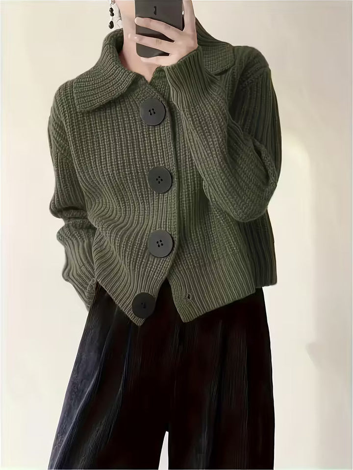 Frida Damen Grobstrickpullover mit großen Zierknöpfen – Grün