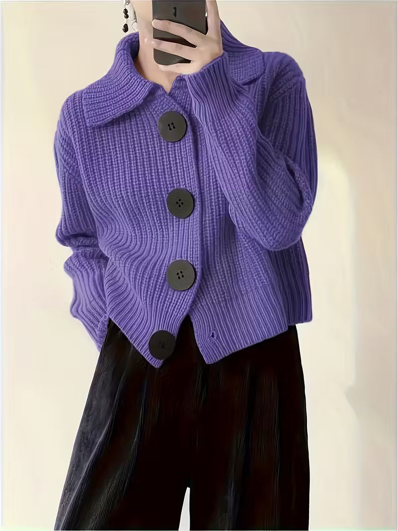 Frida Damen Grobstrickpullover mit großen Zierknöpfen – Lila