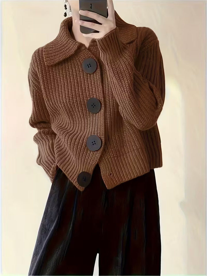 Frida Damen Grobstrickpullover mit großen Zierknöpfen – Mokka