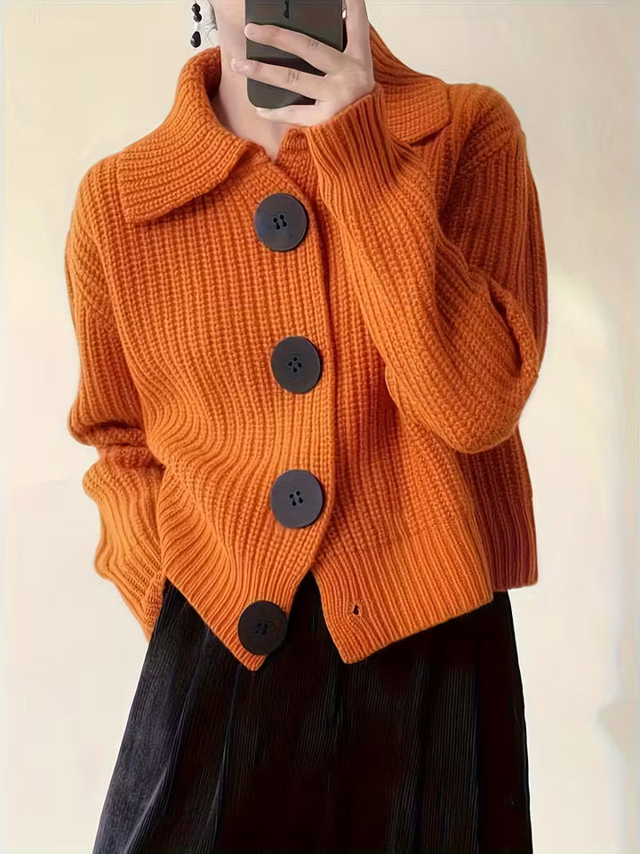 Frida Damen Grobstrickpullover mit großen Zierknöpfen – Orange