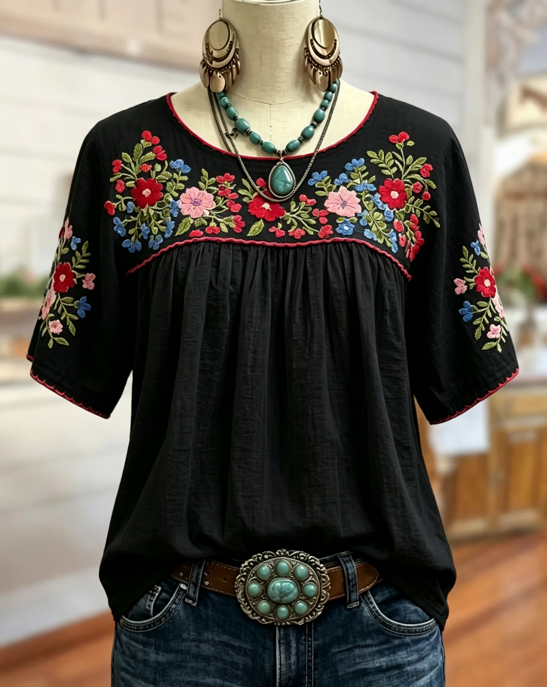 Frieda Damen Bluse mit Blumenstickerei und gerafftem Rundhalsausschnitt – Schwarz
