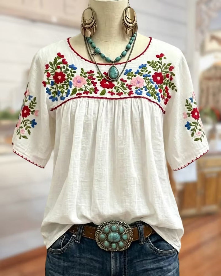 Frieda Damen Bluse mit Blumenstickerei und gerafftem Rundhalsausschnitt – Weiß