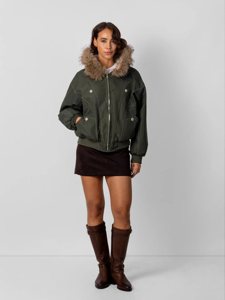 Frieda Damen Bomberjacke mit Plüschfutter und Plüschkragen – Armeegrün