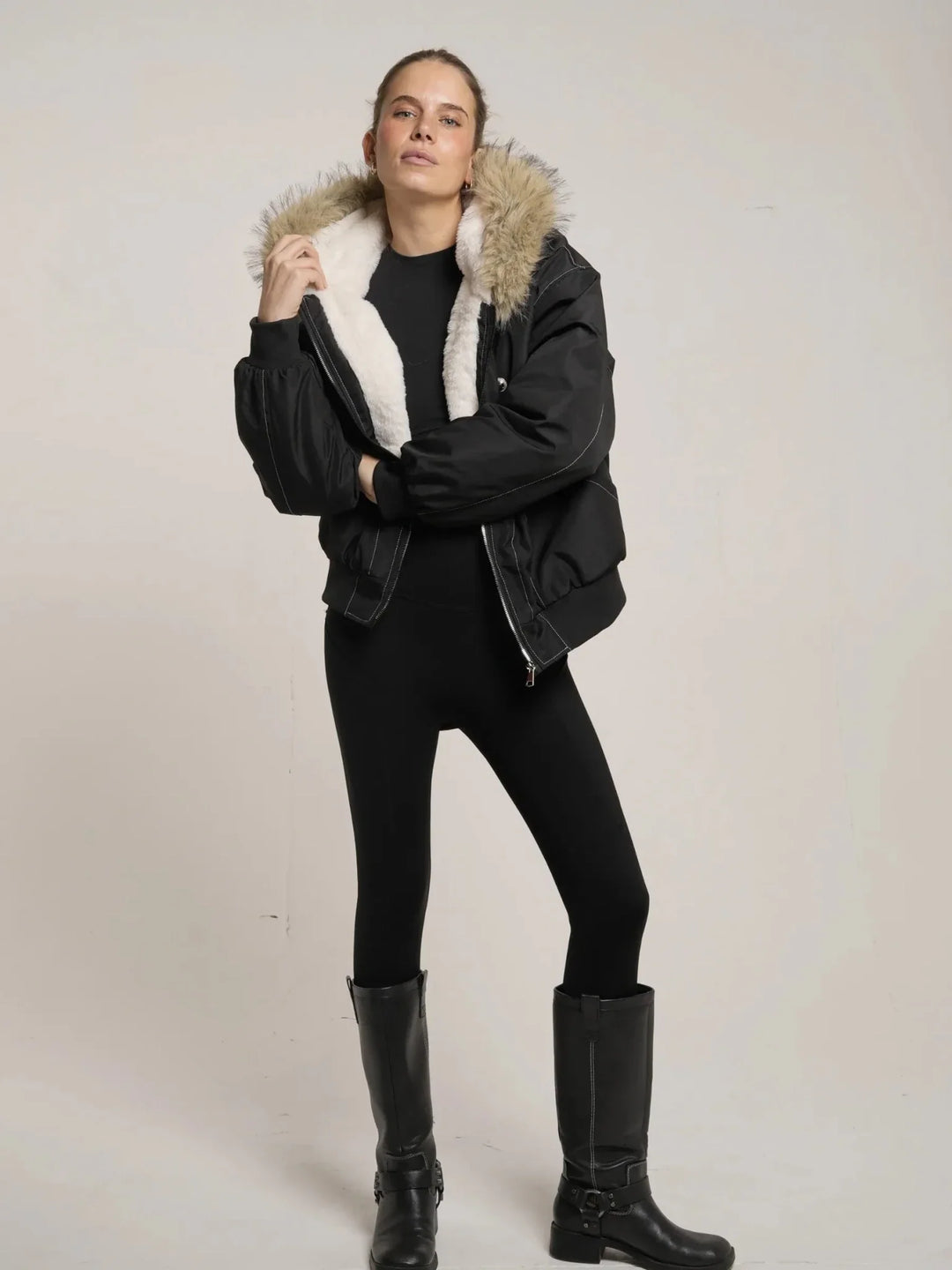 Frieda Damen Bomberjacke mit Plüschfutter und Plüschkragen – Schwarz