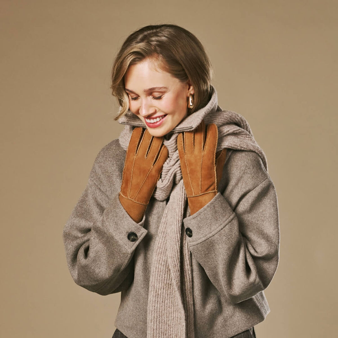 Damen Handschuhe mit Patchwork und Ziernähten – Cognac