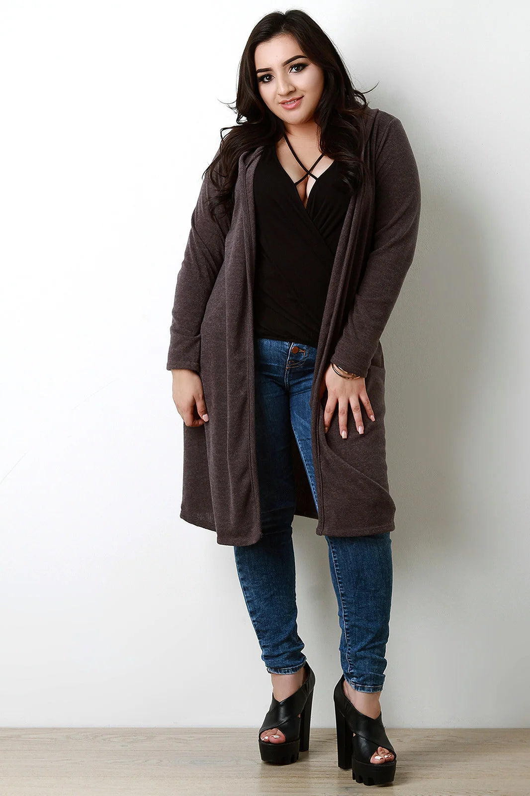 Hedda | Damen Strickcardigan in langer Form mit Kapuze und Knopfleiste