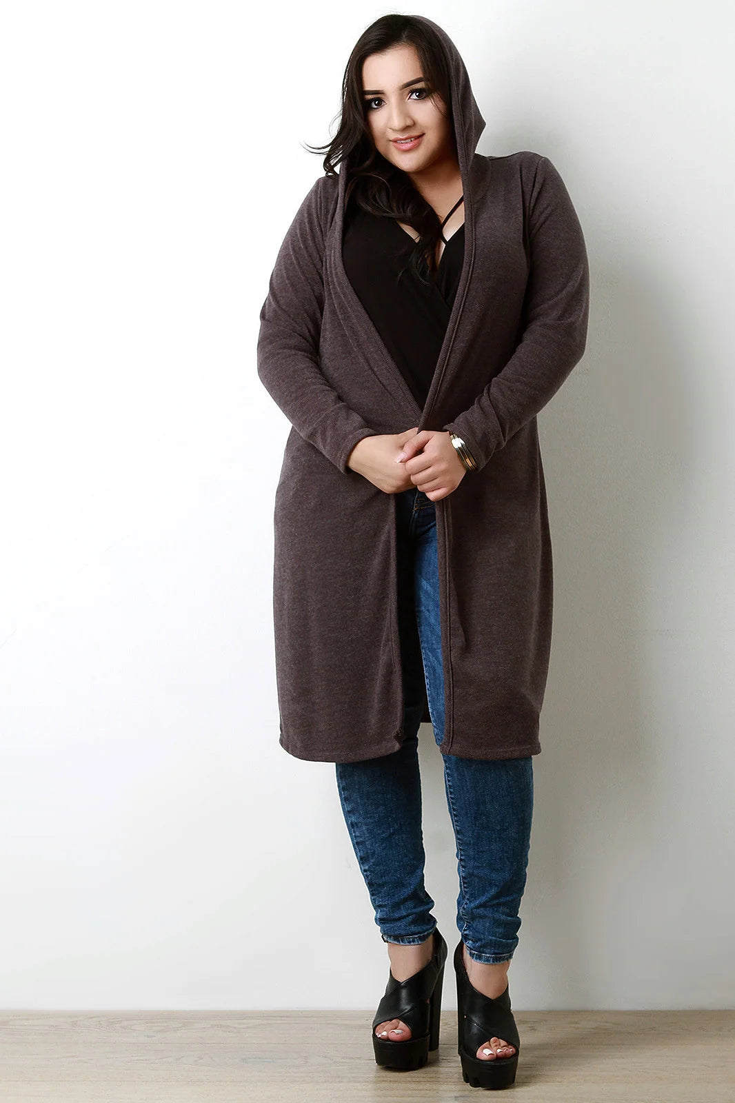 Hedda | Damen Strickcardigan in langer Form mit Kapuze und Knopfleiste