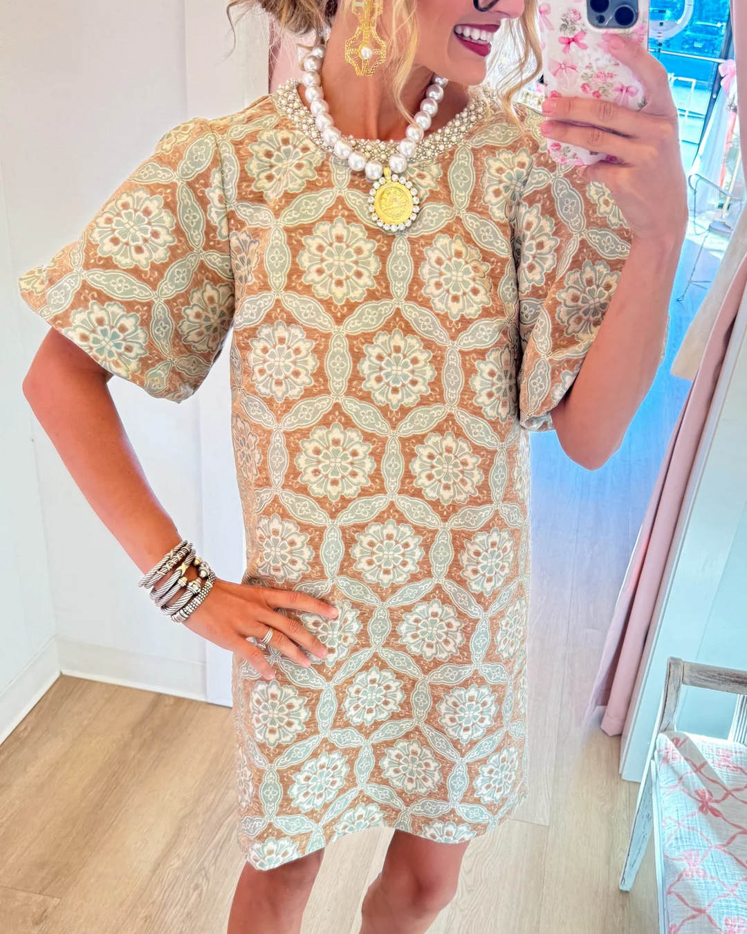 Ilsabe | Damen Shiftkleid mit verziertem Ausschnitt und Medaillon-Print