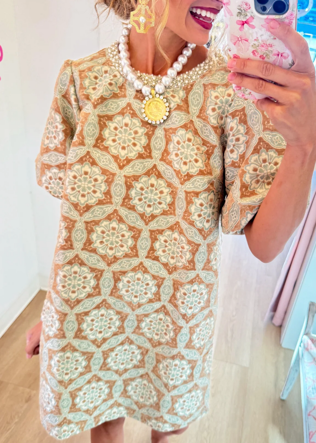 Ilsabe | Damen Shiftkleid mit verziertem Ausschnitt und Medaillon-Print