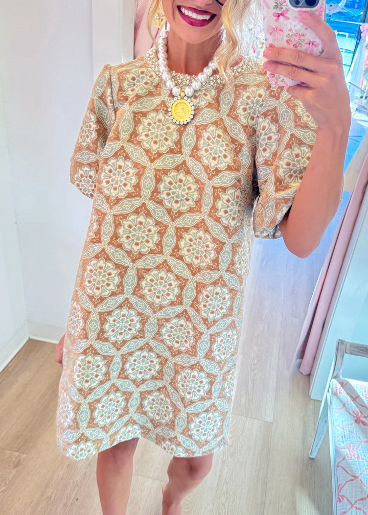 Ilsabe | Damen Shiftkleid mit verziertem Ausschnitt und Medaillon-Print