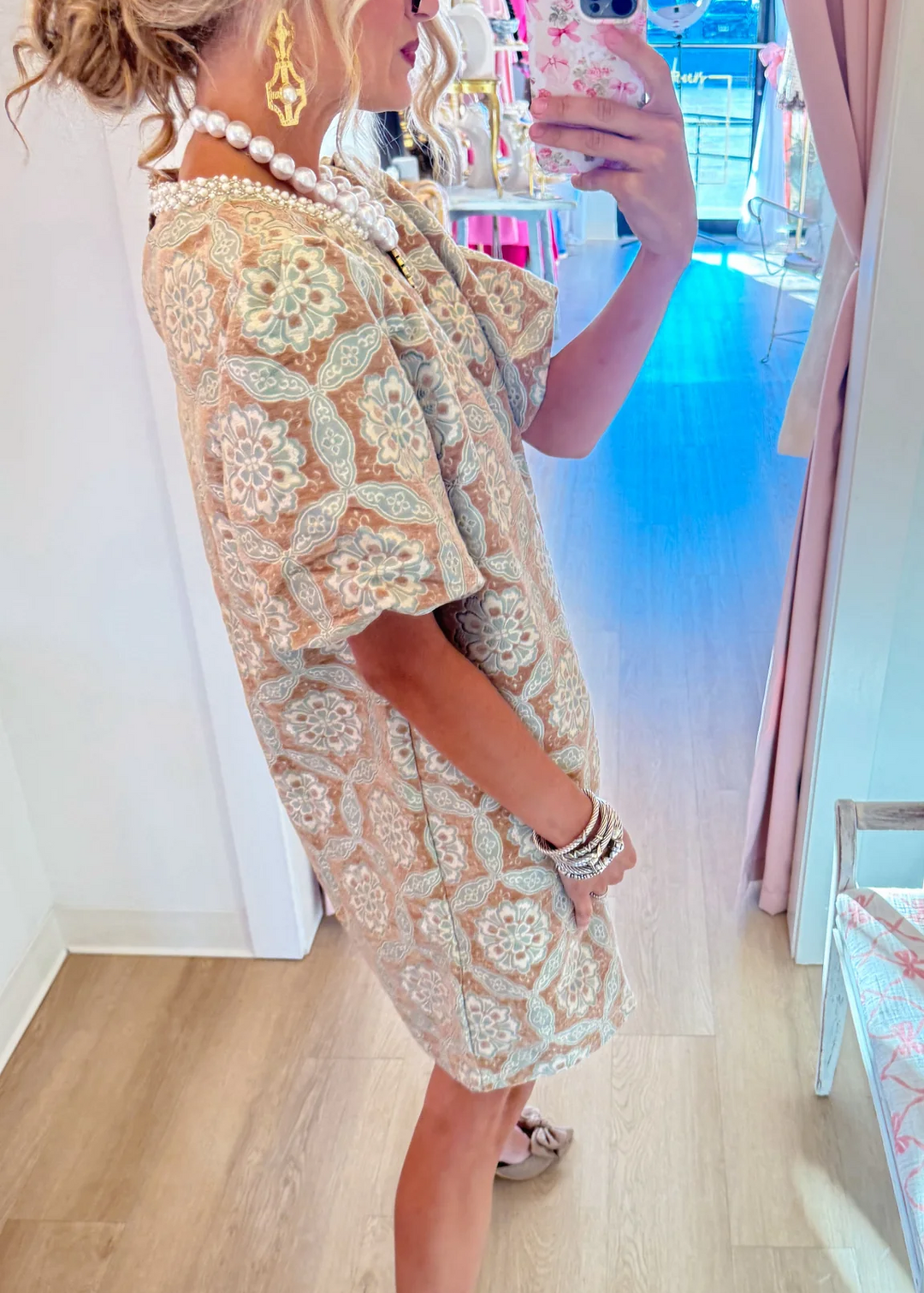 Ilsabe | Damen Shiftkleid mit verziertem Ausschnitt und Medaillon-Print