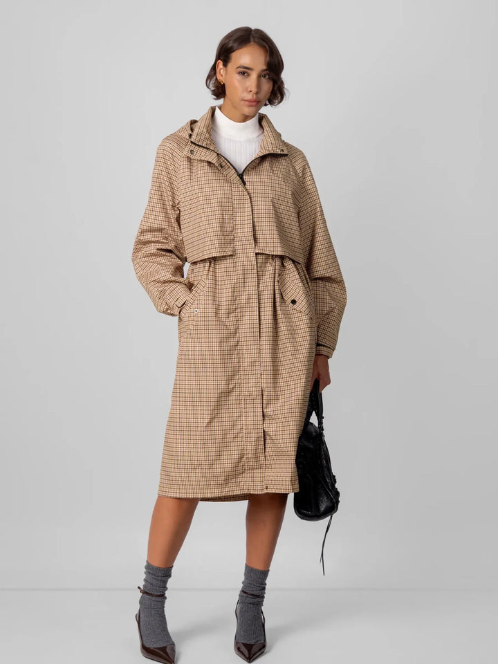 Ilse Damen Langer Regenmantel mit Schlichter Silhouette – Beige Hahnentritt