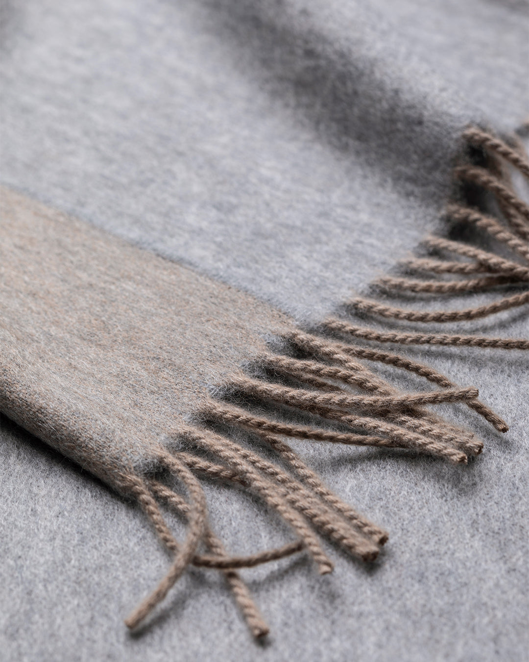 Herren Schal mit Farbblock und Quasten – Graubeige
