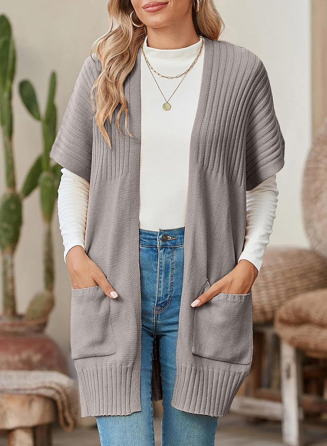 Lea Damen Kurzarm-Strickjacke mit offener Front, Faltenärmeln und Taschen – Hellgrau